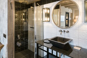 Deluxe studio suite | Badkamer | Een douche, designer toiletartikelen, een haardroger, handdoeken