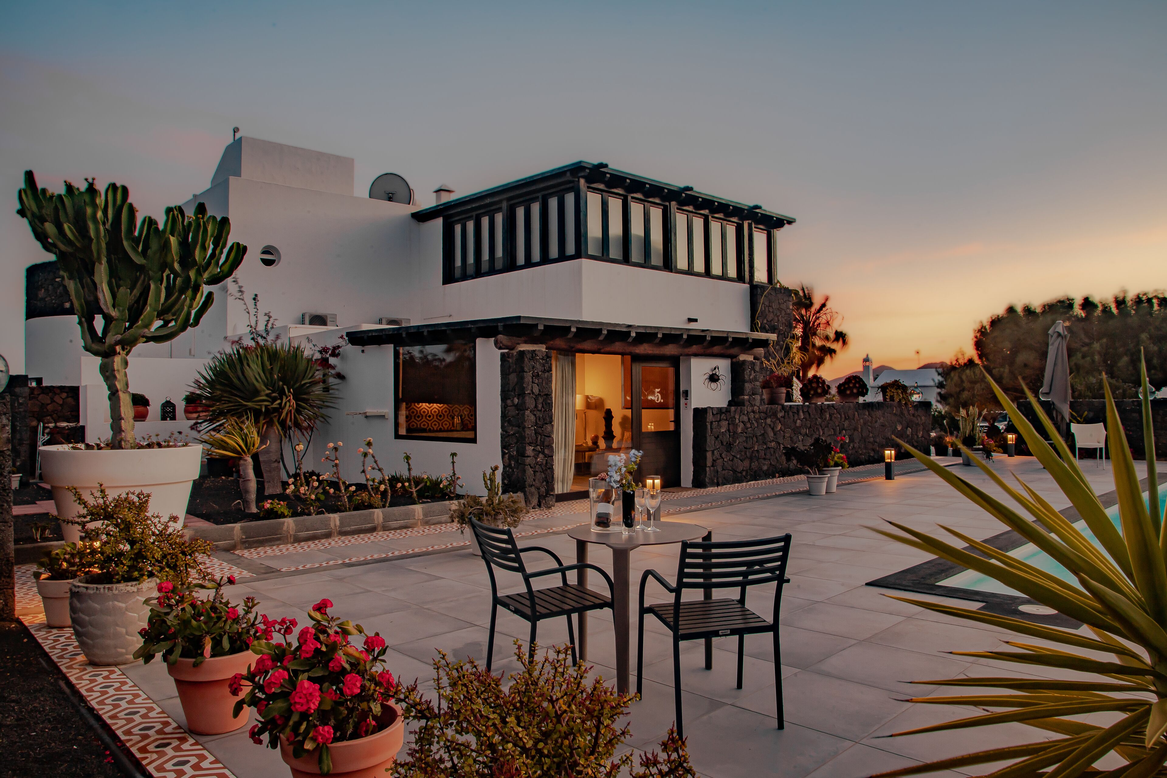 Kolam renang outdoor, dengan payung kolam renang dan kursi berjemur