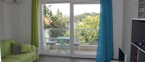 Appartement, 1 slaapkamer, balkon, uitzicht op zee | Woonruimte | Een 43-inch flatscreentelevisie met satellietzenders en televisie