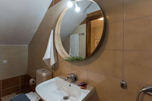 House, Multiple Beds, Non Smoking | Bathroom | Shower, rainfall showerhead, hair dryer, towels