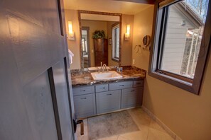 Bathroom - Frostfire E42 Large 1 Bedroom, Short Walk to Lifts by Summitcove Lodging (Keystone)