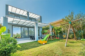 Children’s play area – outdoor