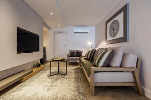 Deluxe Suite | Living area | 49-inch flat-screen TV with satellite channels, TV, Netflix