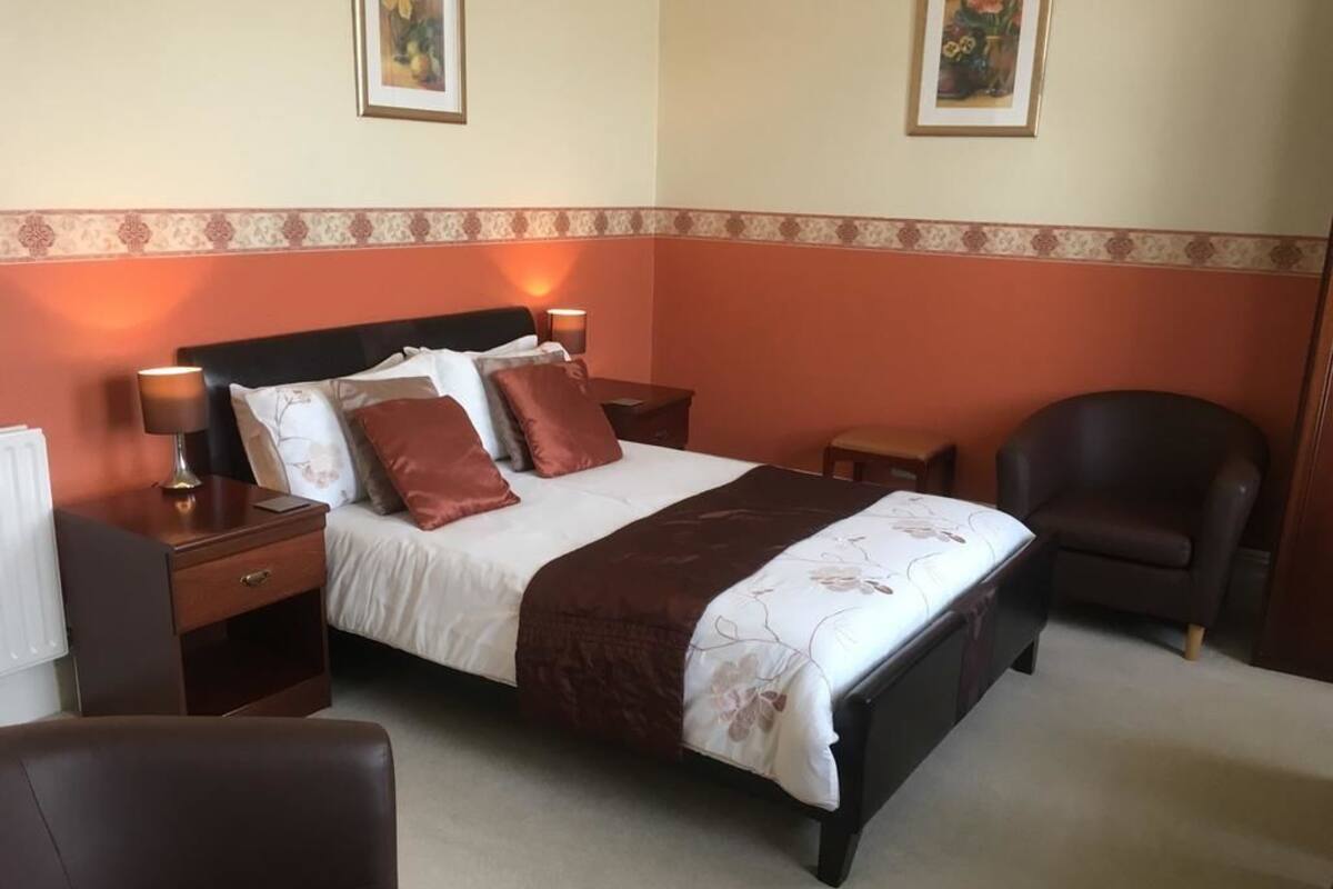 Habitación doble | Ropa de cama de alta calidad, tabla de planchar con plancha, wifi gratis