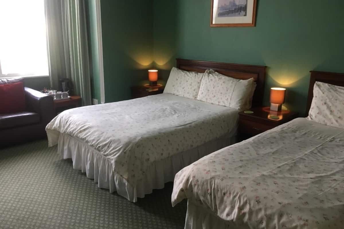 Habitación triple | Ropa de cama de alta calidad, tabla de planchar con plancha, wifi gratis