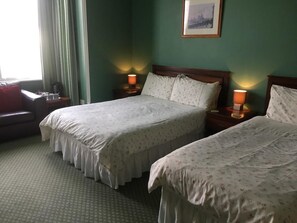 Habitación triple | Ropa de cama de alta calidad y tabla de planchar con plancha 