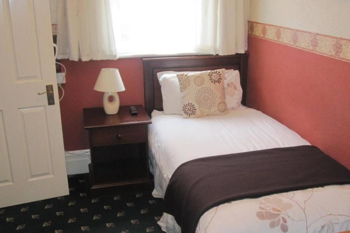 Single Room | Premium bedding, iron/ironing board (on request), WiFi (free)