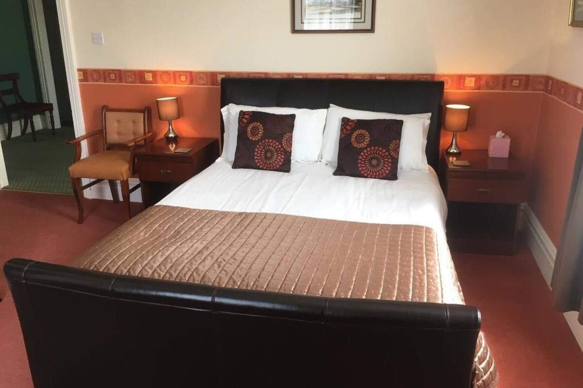 King Room | Premium bedding, iron/ironing board (on request), WiFi (free)