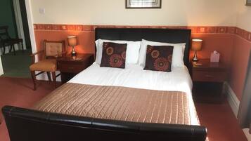 Habitación | Ropa de cama de alta calidad y tabla de planchar con plancha