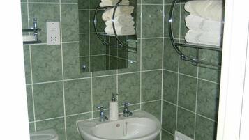 Triple Room | Bathroom | Free toiletries, hair dryer, towels