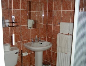 Kostenlose Toilettenartikel, Haartrockner, Handtücher