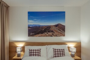 أسرّة تيمبور بديك وخزنة داخل الغرفة وبديكورات فريدة لكل غرفة ومكتب