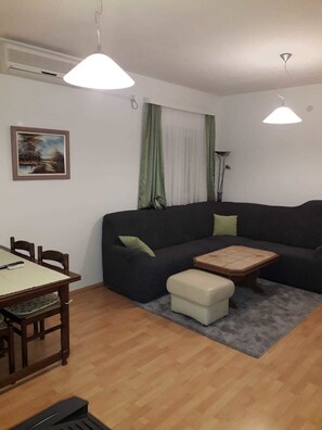 Leilighet (A4+1 No.3) | Oppholdsrom | Flatskjerm-TV