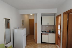 Apartment (A4 No.4) | Private kitchenette