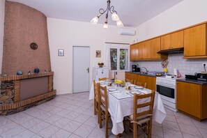 Appartement | Cuisine privée | Réfrigérateur grande capacité avec congélateur, un four