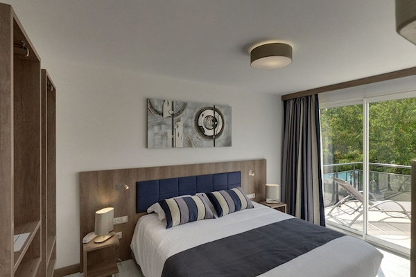 Suite Confort | Minibar, coffre-fort, bureau, rideaux d’obscurcissement