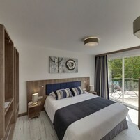 Comfort Suite | Minibar, in-room safe, desk, blackout drapes