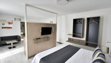 Suite Confort | Minibar, coffres-forts dans les chambres, bureau, rideaux occultants