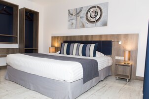 Quarto casal conforto | Frigobar, cofres nos quartos, escrivaninha, cortinas blackout