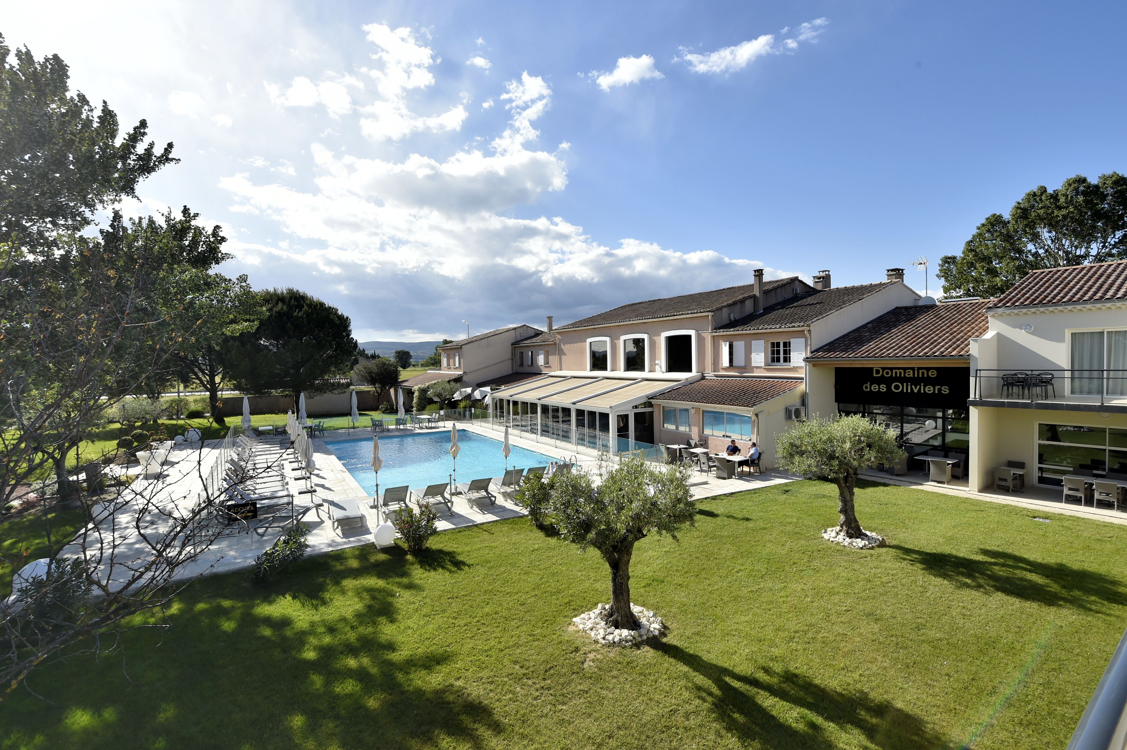 seasonal outdoor pool, open 7:00 am to 8:00 pm, pool loungers