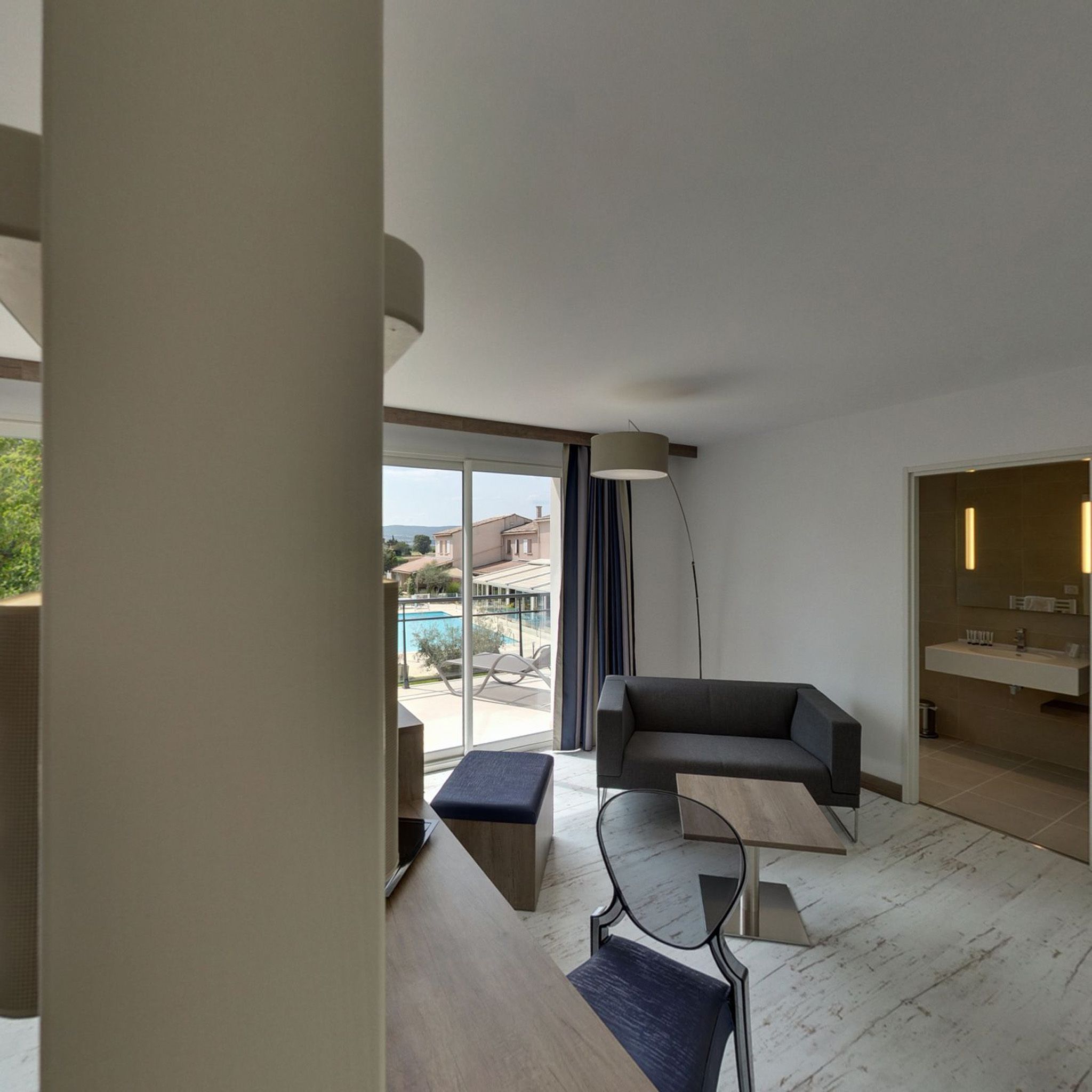 Comfort Suite | Minibar, in-room safe, desk, blackout drapes