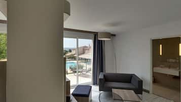 Comfort Suite | Minibar, in-room safe, desk, blackout drapes