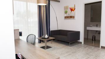Comfort suite | Een minibar, een kluis op de kamer, een bureau, verduisterende gordijnen