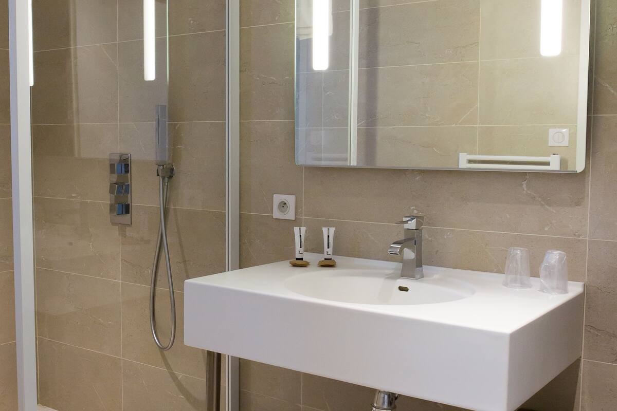 comfort double room | bathroom | free toiletries, hair dryer, towels