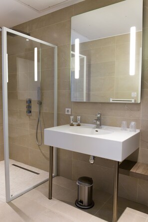 Comfort tweepersoonskamer | Badkamer | Gratis toiletartikelen, een haardroger, handdoeken