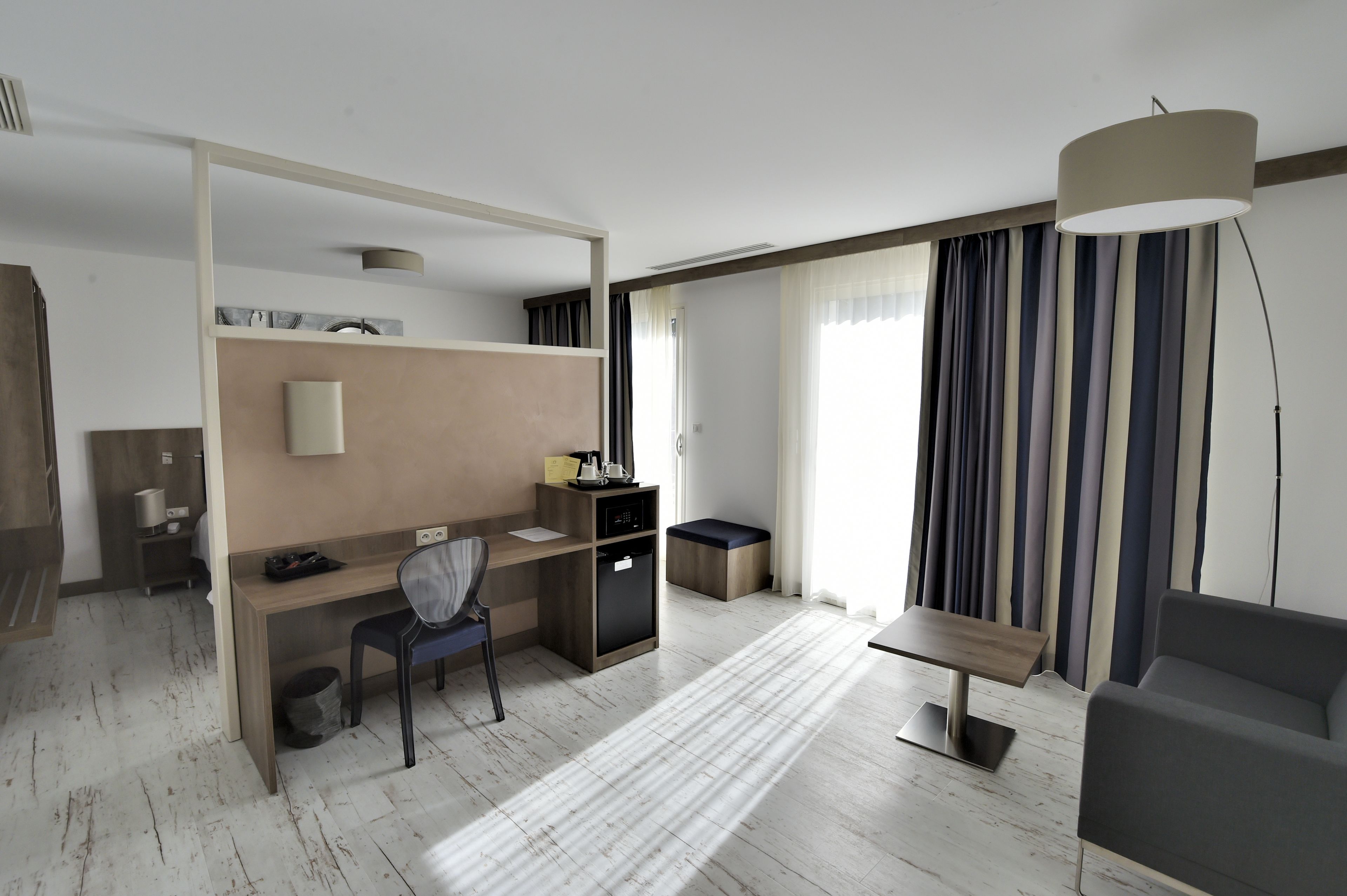 comfort suite | minibar, in-room safe, desk, blackout curtains