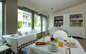 อาหารเช้าแบบบุฟเฟต์