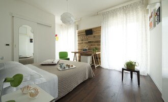 Habitación doble superior, balcón | Minibar, caja fuerte, escritorio y wifi gratis