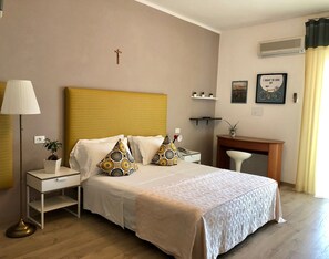 มินิบาร์, ตู้นิรภัยในห้องพัก, โต๊ะทำงาน, Wi-Fi ฟรี