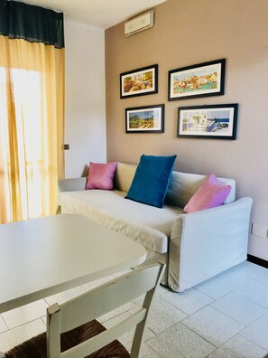 อพาร์ทเมนท์, 1 ห้องนอน, วิวสวน, อาคารเสริม | ห้องนั่งเล่น | ทีวีจอแบน