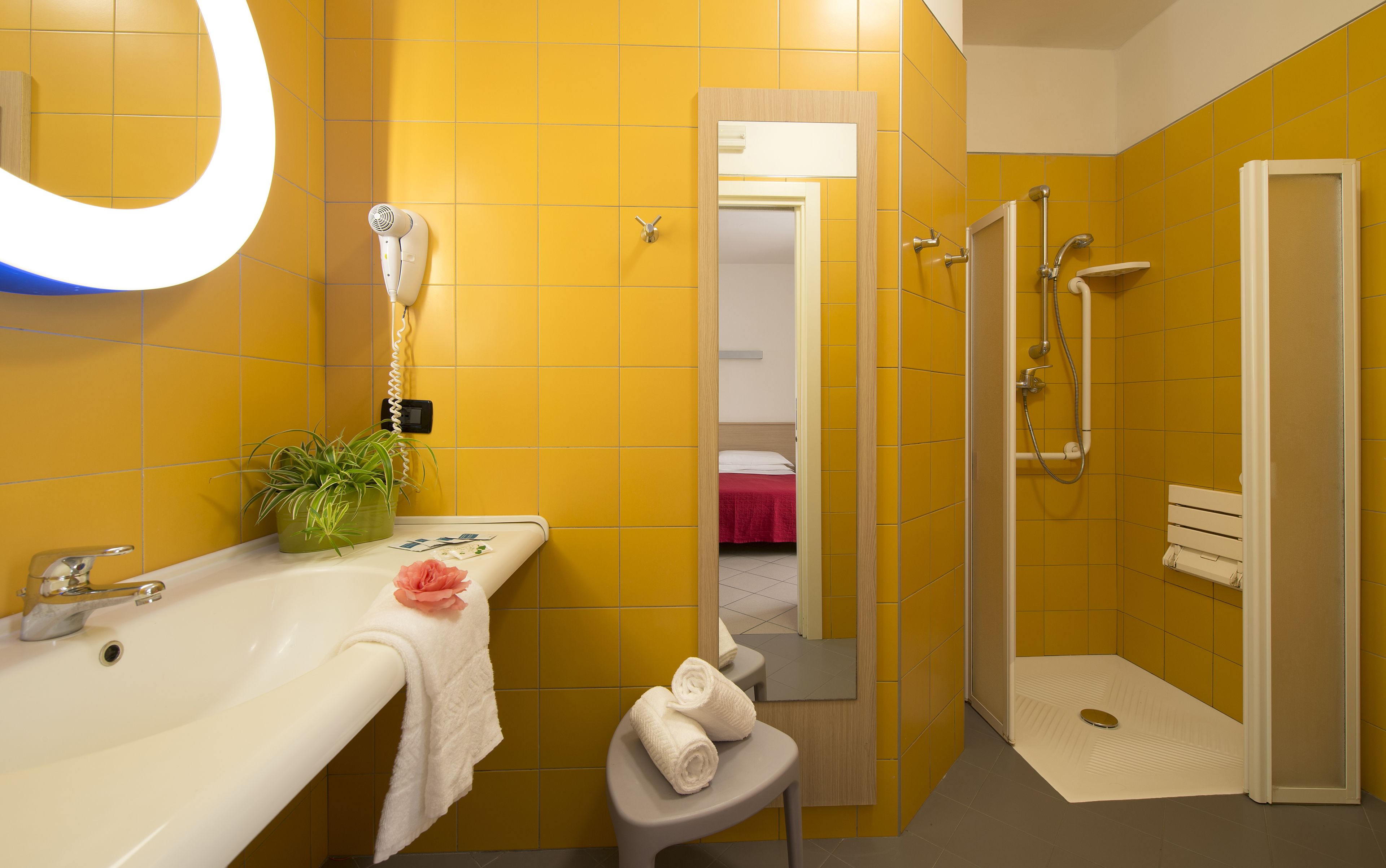 Ein Badezimmer mit Waschbecken, Spiegel und Dusche.