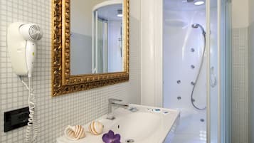 Een douche, gratis toiletartikelen, een haardroger, een bidet