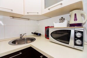 Apartemen | Dapur pribadi | Lemari es, microwave, kompor, dan mesin pembuat kopi/teh