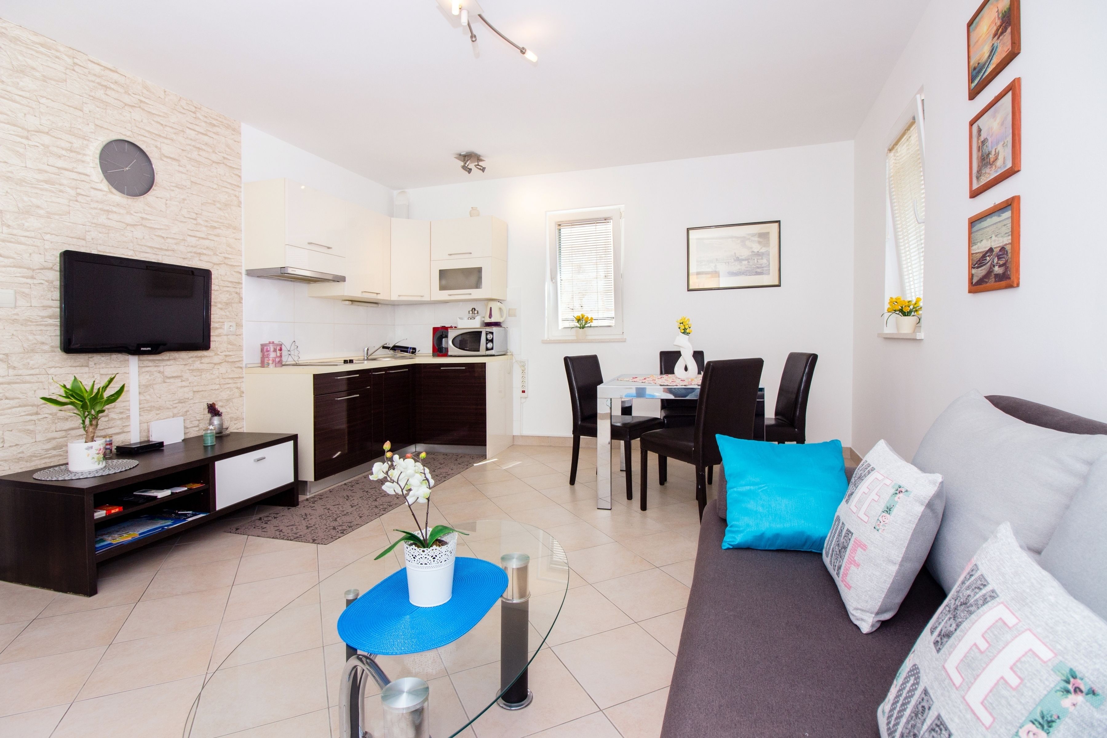 Apartment | Living area | Flat-screen TV
