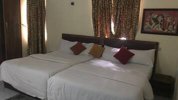 Escritorio, wifi gratis y ropa de cama