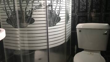 Baignoire relaxante profonde, douche à « effet pluie »