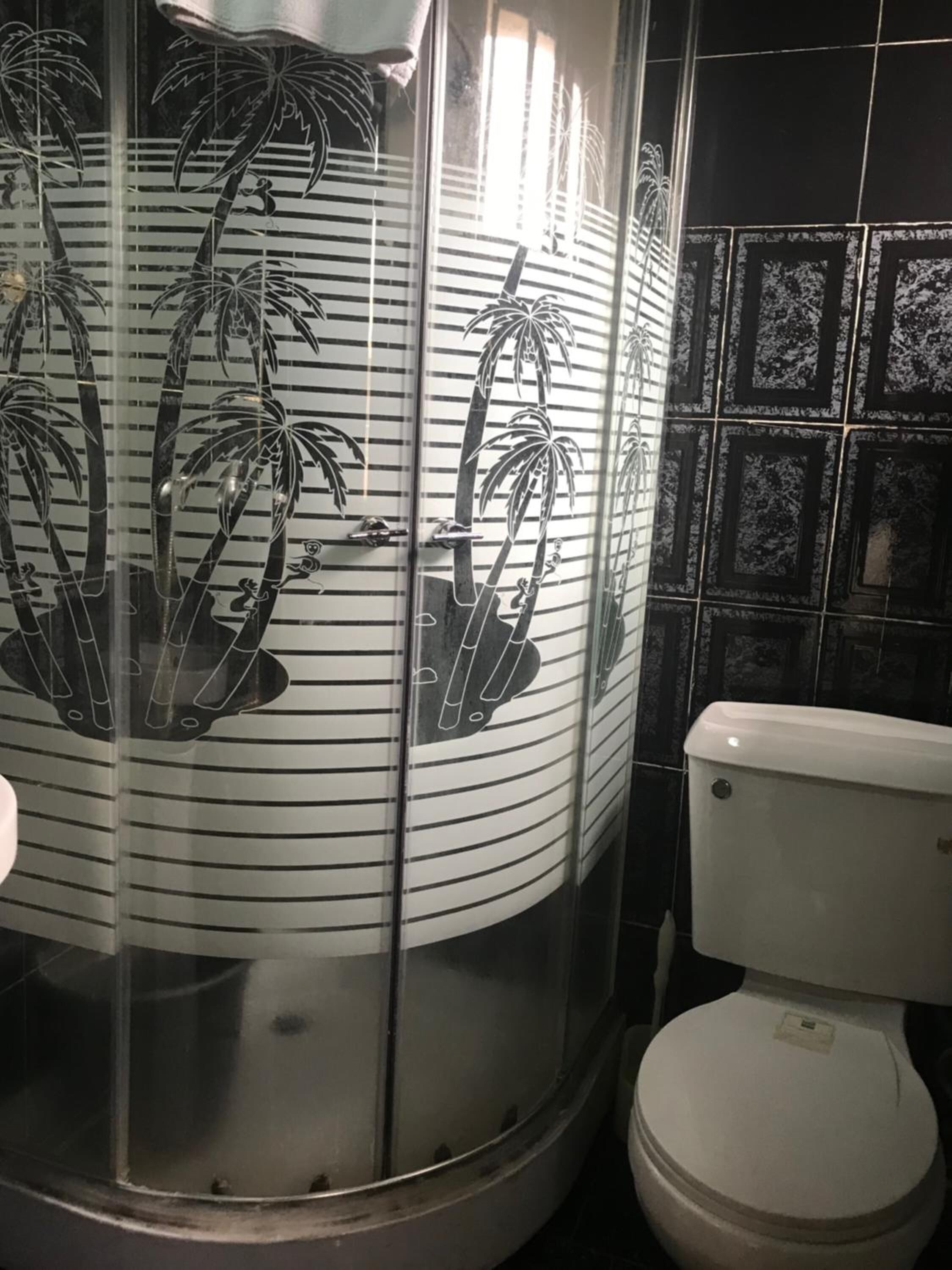 深泡浴缸、大花洒淋浴喷头、毛巾