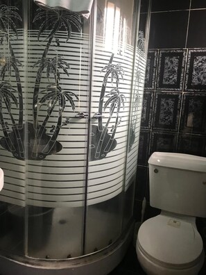 Een diep bad, een regendouche, handdoeken