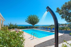 Utomhuspool, parasoller och solstolar