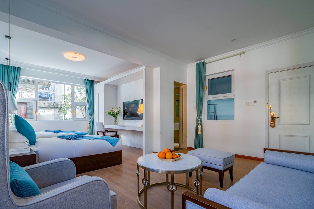 Luxe suite, uitzicht op tuin | Donsdekens, een kluis op de kamer, individueel gedecoreerd, een bureau