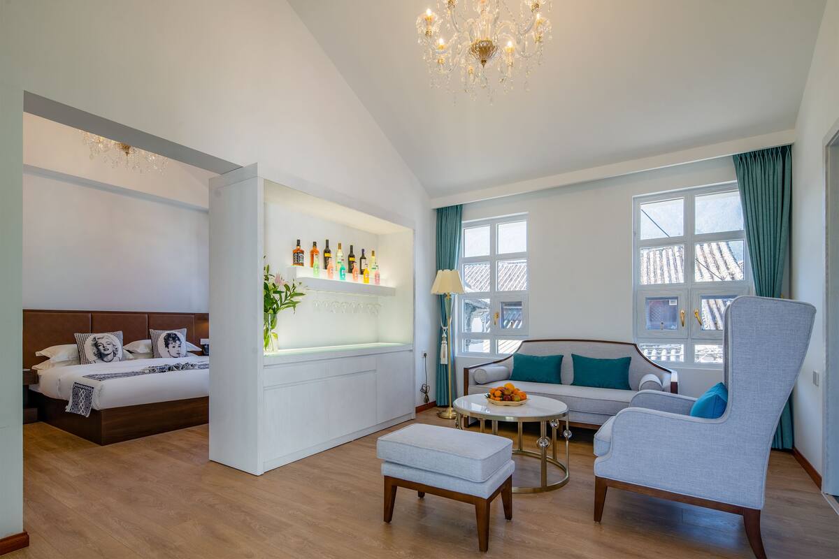 Honeymoon suite, uitzicht op tuin | Donsdekens, een kluis op de kamer, individueel gedecoreerd, een bureau