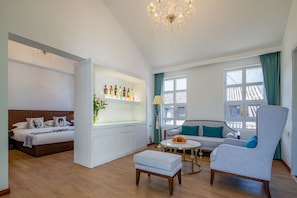 Honeymoon Suite, Garden View | Down duvets, in-room safe, individually decorated, desk