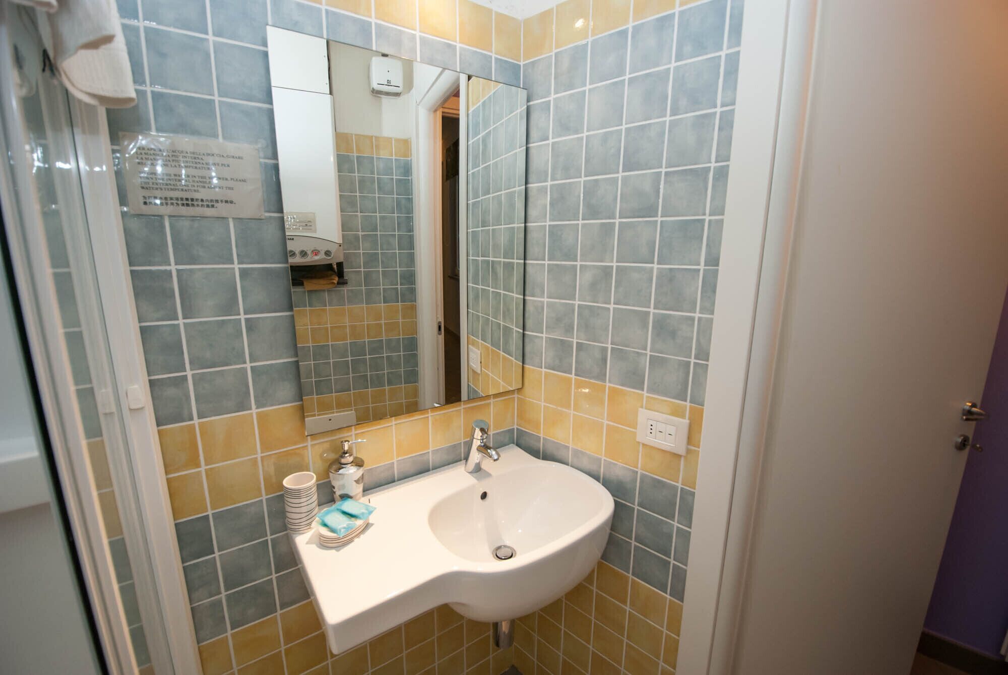 基础开间 | 浴室 | 淋浴设施、大花洒淋浴喷头、吹风机、坐浴桶