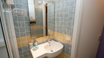 Monolocale Basic | Bagno | Doccia, soffione a pioggia, asciugacapelli, bidet