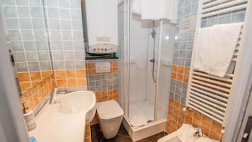 Monolocale | Bagno | Doccia, soffione a pioggia, asciugacapelli, bidet