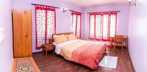 Desk, free WiFi - Queen Forest Homestay (Kathmandu)